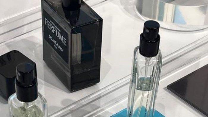 Menyimpan parfum di tempat yang tepat.