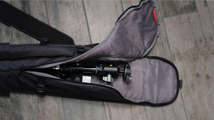 Ilustrasi meletakkan tripod di dalam tas agar tidak mudah kotor saat disimpan