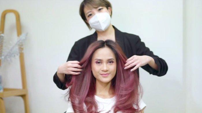 Mewarnai rambut di tangan profesional