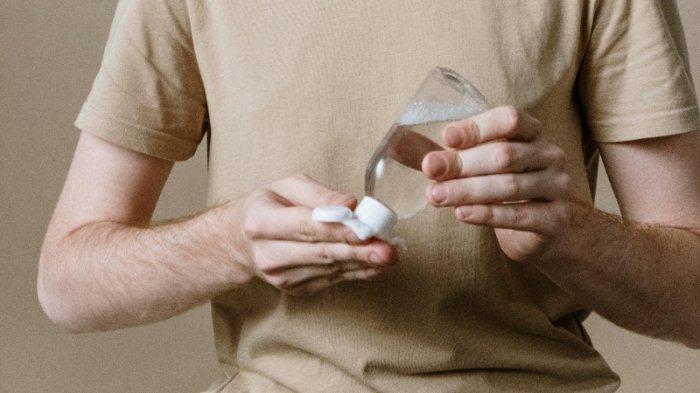 Memperhatikan kandungan yang terdapat dalam micellar water.