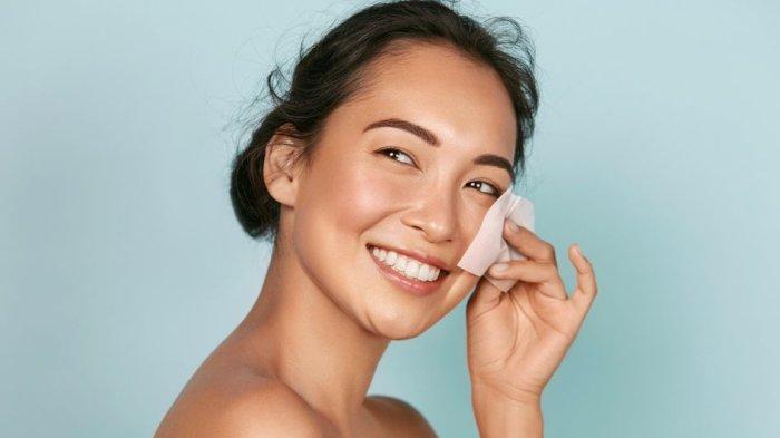 Menggosok wajah dengan lembut saat mengaplikasikan micellar water.