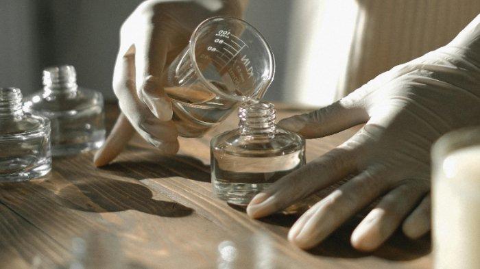Mineral oil bisa digunakan untuk membersihkan daun tanaman hias