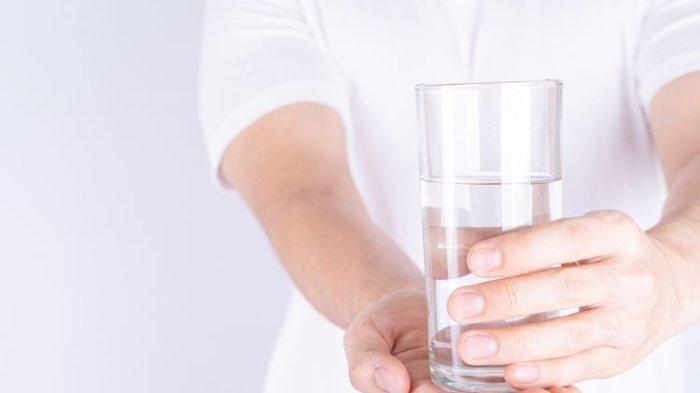 minum air putih bisa jadi obat alami mengatasi mabuk durian.