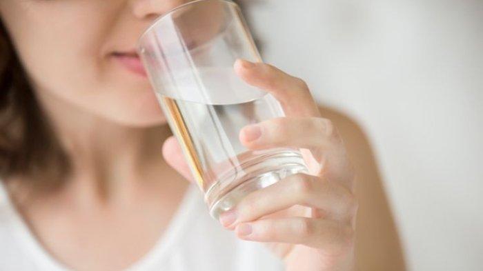 Memperbanyak minum air putih dapat membantu menyembuhkan batuk.