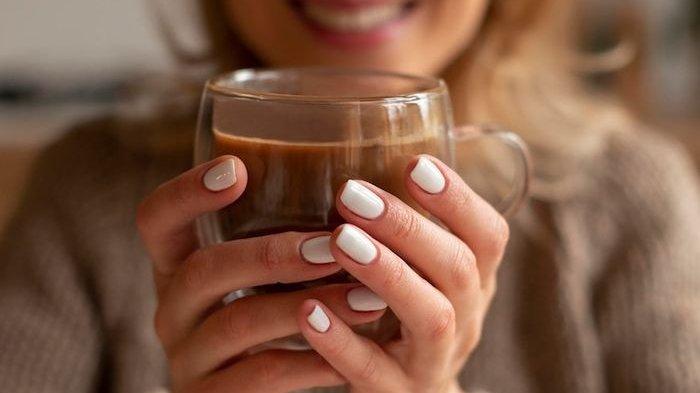 Minum cokelat hangat bisa meredakan nyeri haid.
