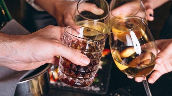 Minuman Beralkohol sebaiknya tidak dikonsumsi secara berlebihan karena punya pengaruh buruk untuk kulit.