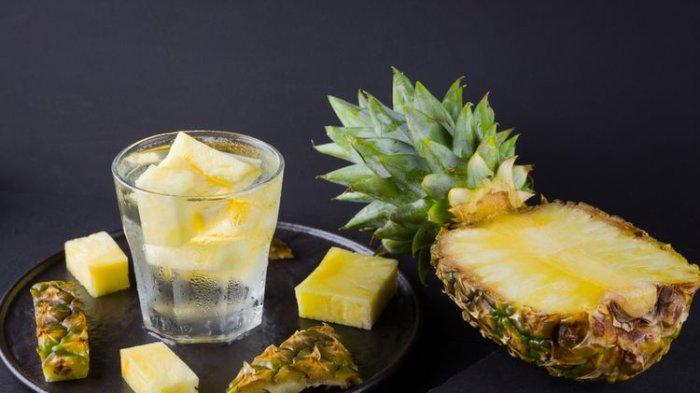 Minuman detoks dari buah pir dan nanas.