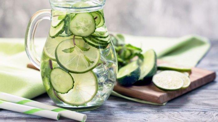 Minuman detoks daun mint dan mentimun.