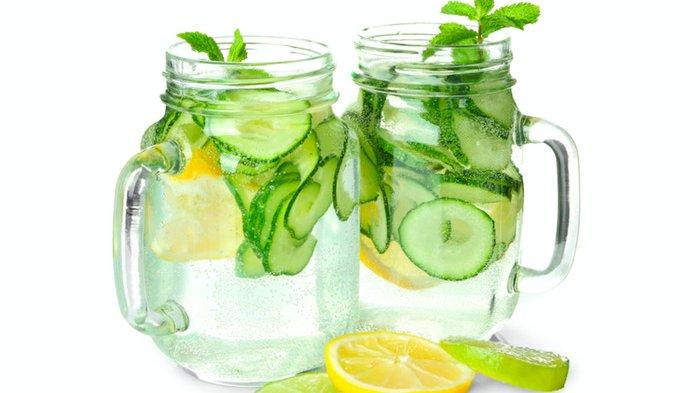 Minuman detoks mint timun lemon.