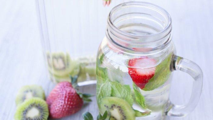 Minuman detoks Stroberi Kiwi