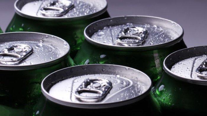Minuman kaleng sebaiknya tidak disimpan di dalam kulkas supaya tidak berisiko meledak.
