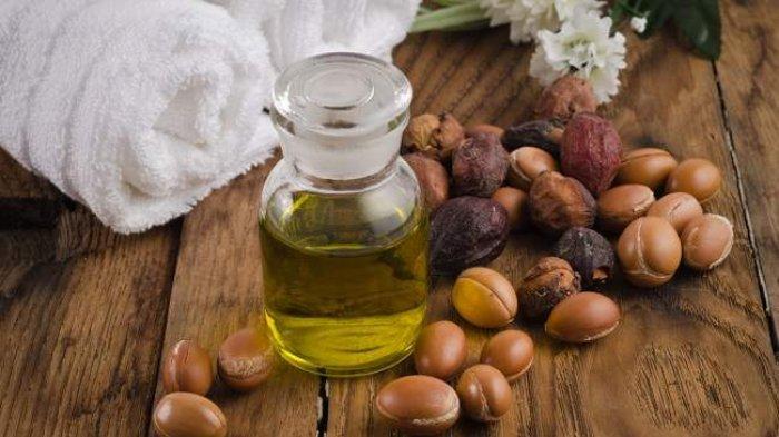 Minyak Argan bisa menjadi bahan alami untuk mengatasi kulit tangan yang mudah keriput.
