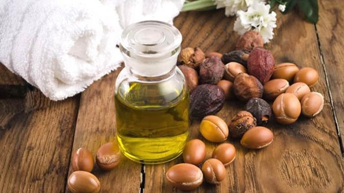 Minyak argan memiliki banyak manfaat untuk kecantikan, salah satunya bisa kamu gunakan sebagai pengganti moisturizer.