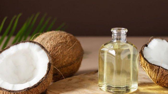 Minyak kelapa bisa menjadi bahan alami untuk mengilapkan furnitur kayu.