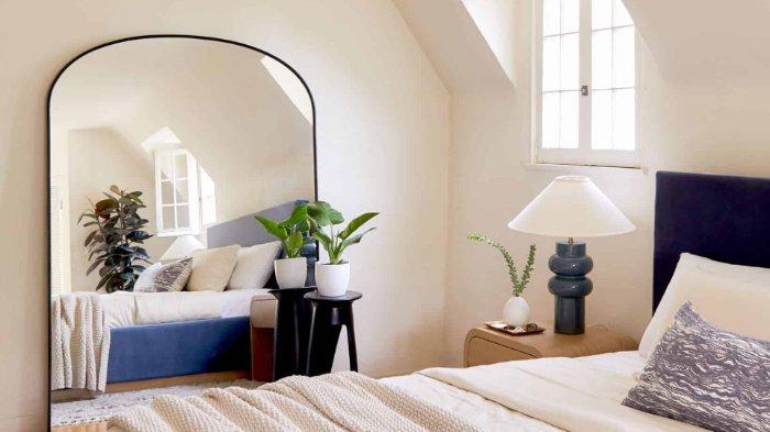 Penggunaan cermin pada kamar tidur sempit untuk memberikan kesan lebih luas