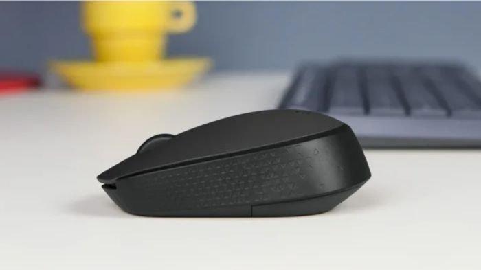 Ilustrasi pemakaian mouse wireless di area kerja