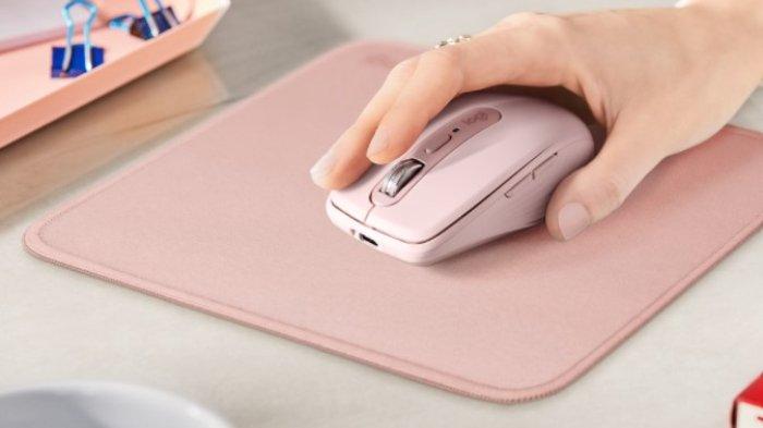 Ilustrasi pemakaian mouse, khususnya mouse wireless di atas mousepad