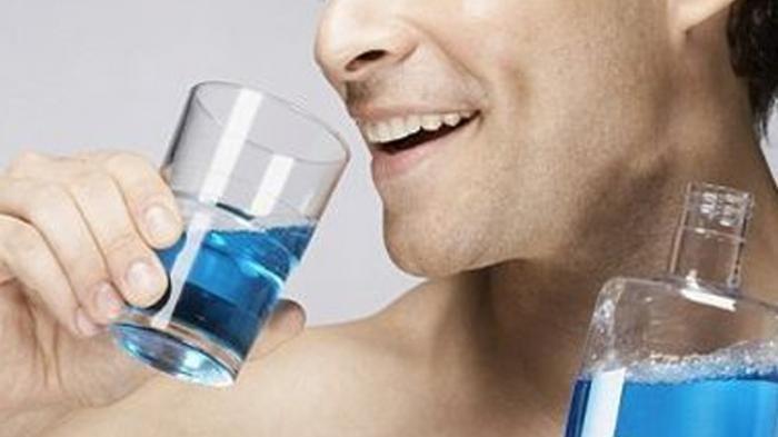 Ilustrasi berkmur dengan mouthwash.