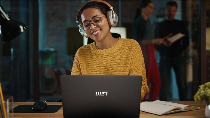 Ilustrasi pemakaian laptop untuk multitasking