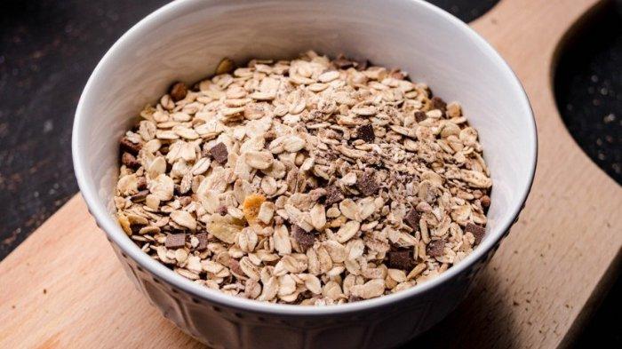 Oatmeal bisa menjadi bahan alami untuk mengatasi tumit yang pecah-pecah.