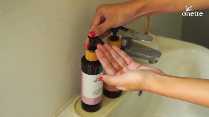 Onette Liquid Soap Goat Milk & Honey jadi salah satu rekomendasi sabun mandi cair yang mengandung ekstrak susu kambing terbaik.