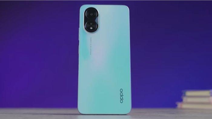 Desain bodi belakang OPPO A18 yang tergolong stylish di kelas entry level