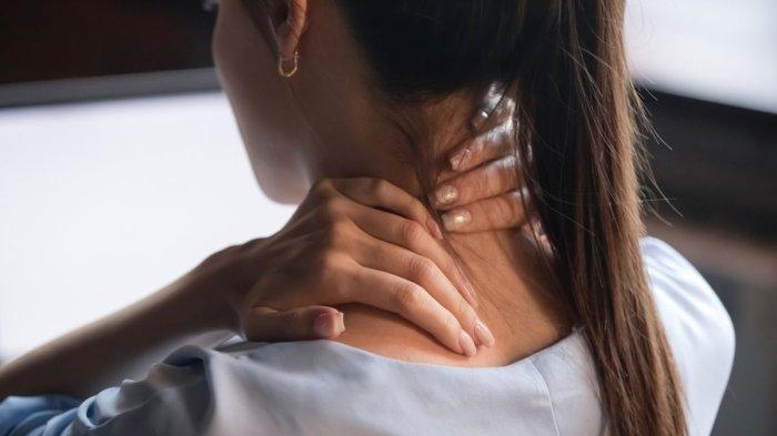 Ilustrasi seseorang sedang sakit leher.