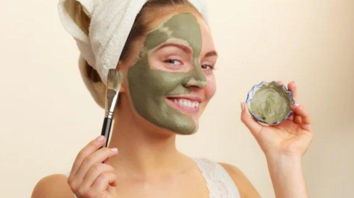 Ilustrasi penggunaan clay mask untuk mengatasi masalah jerawat.