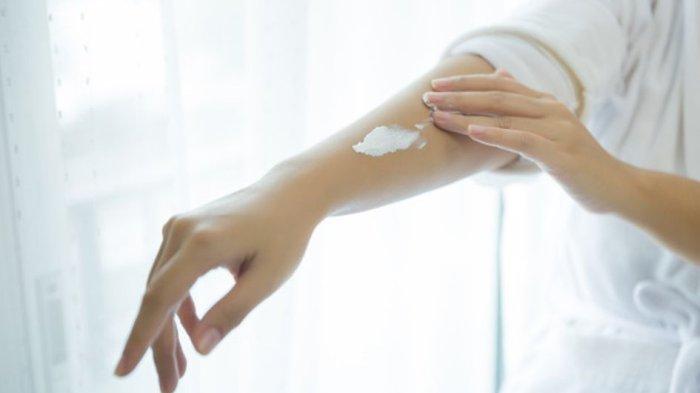 Ilustrasi mengaplikasikan produk body lotion.