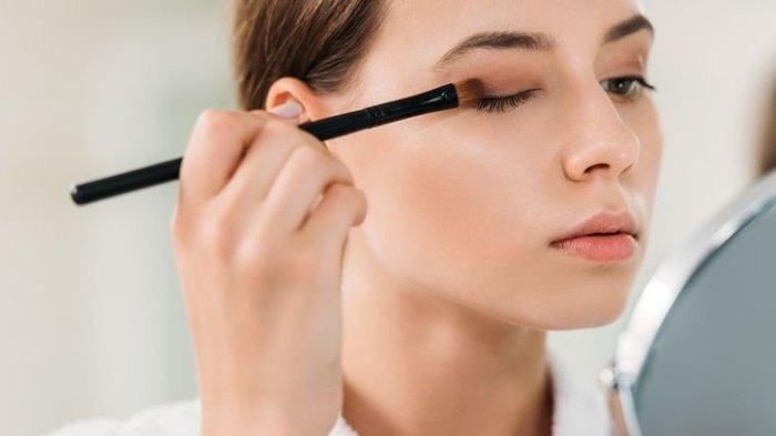 Ilustrasi pengaplikasian produk eyeshadow.