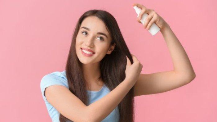 Ilustrasi wanita menggunakan hair mist agar rambut tetap indah, lembut, dan tidak kering.