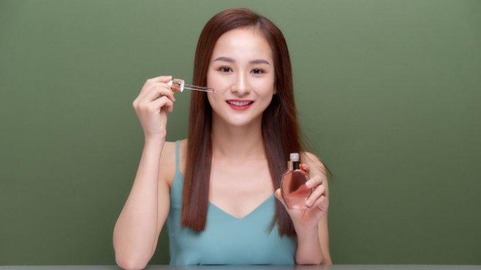 Ilustrasi mengaplikasikan serum wajah dengan kandungan niacinamide yang ampuh mencerahkan.