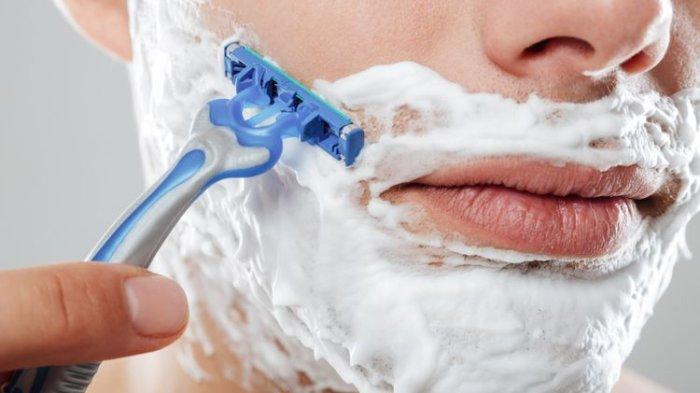 Ilustrasi menggunakan shaving cream atau krim cukur dengan kualitas terbaik.