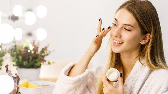 Ilustrasi seorang wanita mengaplikasikan produk pelembap dengan kandungan peach extract.