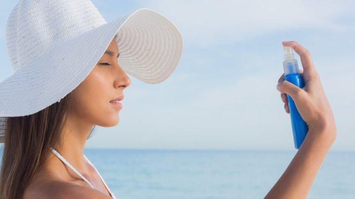 Sebelum menggunakan sunscreen, sebaiknya kocok terlebih dahulu produknya agar formulanya maksimal.