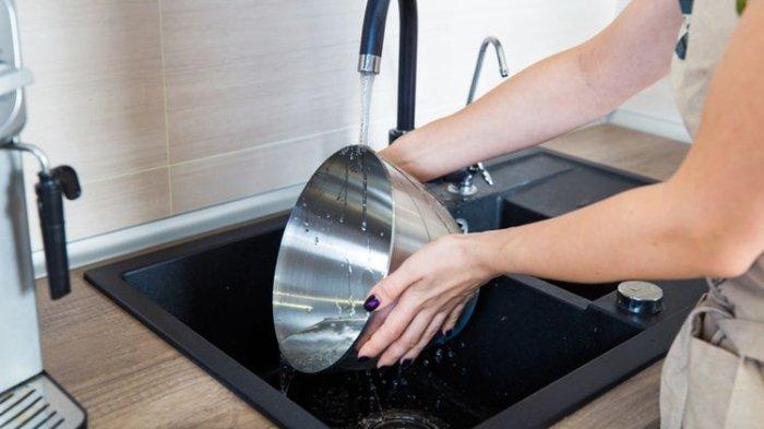 Panci bocor bisa kembali digunakan, kamu bisa menggunaka stainless steel cair supaya hasil penambalan maksimal.