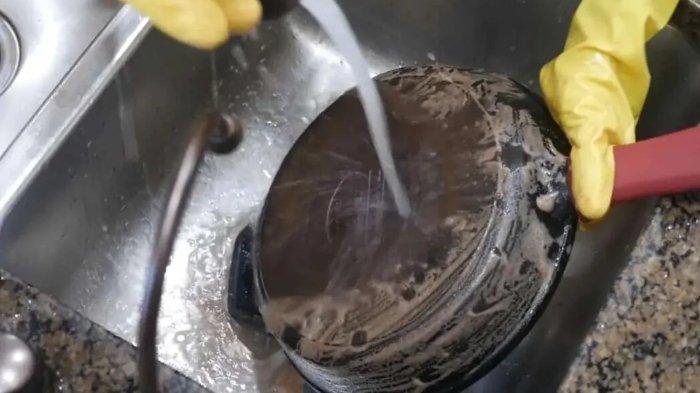 Pantat panci yang gosong bisa dibersihkan dengan berbagai cara dan bahan alami.