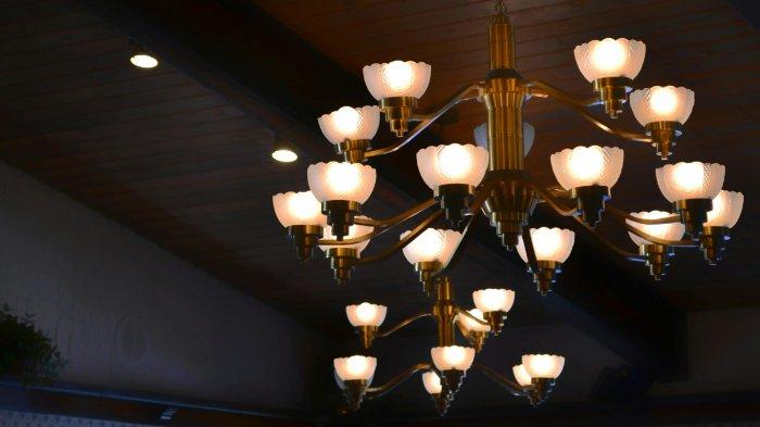 Pasang kembali lampu gantung