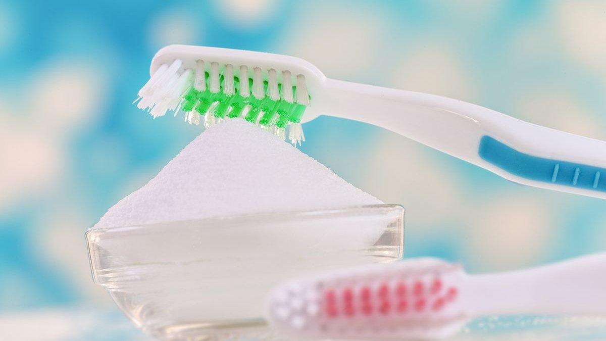 pasta gigi bisa dicampur garam dan menjadi bahan mengatasi komedo hitam.