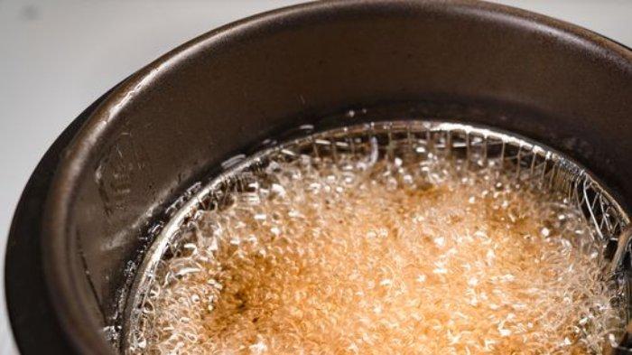 Pastikan minyak di dalam panci listrik sudah dibuang sebelum membersihkannya.