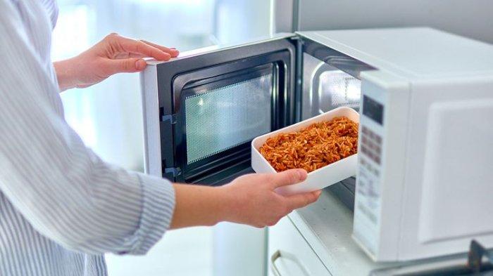 Ilustrasi pemakaian microwave di rumah
