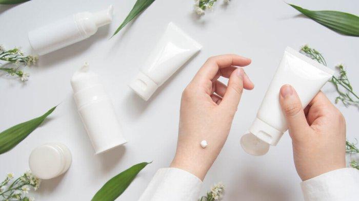 Ilustrasi melakukan Patch test skincare.