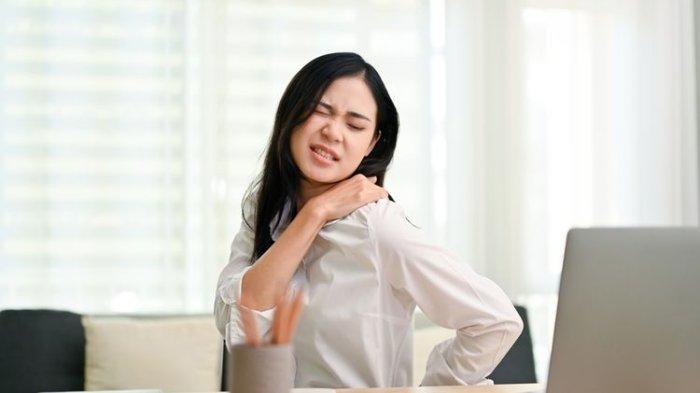 Ilustrasi seorang wanita yang mengalami pegal di area pundak, bisa jadi tanda kolesterol.