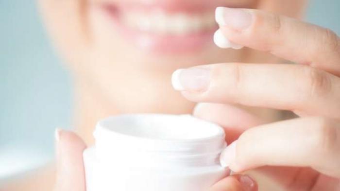 Ilustrasi produk pelembap atau moisturizer yang mengandung bahan penambah kelembaban.