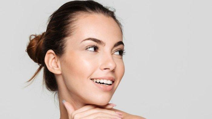 Ilustrasi wanita memiliki kulit wajah lembap.