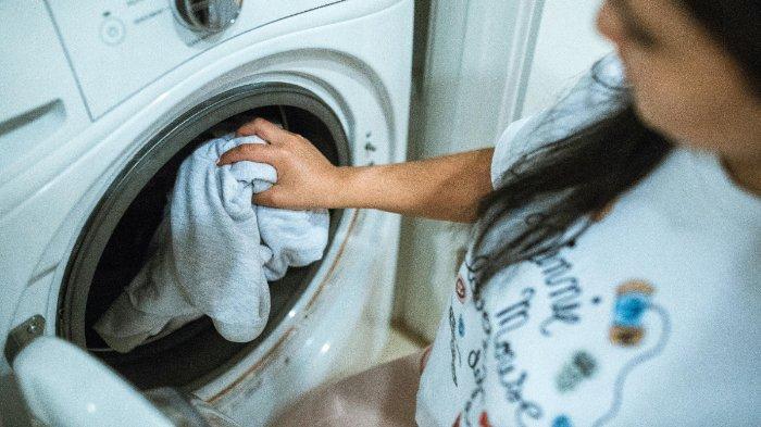 Jangan memasukkan handuk ke dalam mesin pengering untuk mencegah kerusakan