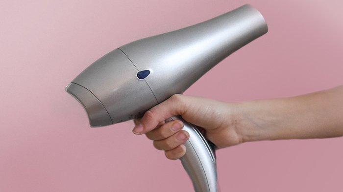 Ilustrasi hair dryer yang bisa membantumu mengeringkan pakaian saat musim hujan tiba, cocok untuk keadaan mendesak.