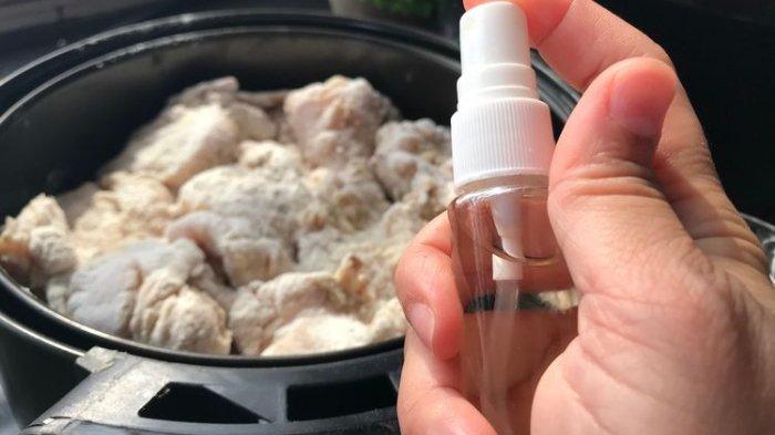 Penggunaan cooking spray yang terlalu sering bisa rusak lapisan anti lengket.