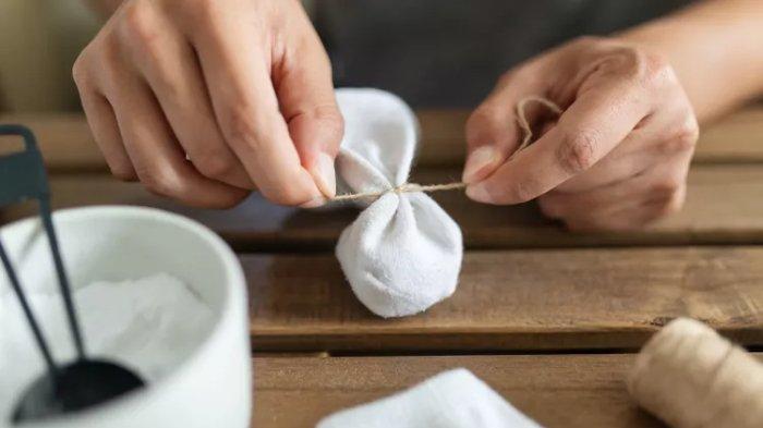 Ilustrasi pengharum alami yang dibuat dari daun mint untuk menghilangkan bau apek pada lemari