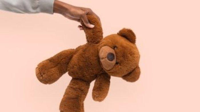 Penting untuk membersihkan noda bandel di permukaan boneka supaya hasilnya bersih menyeluruh.